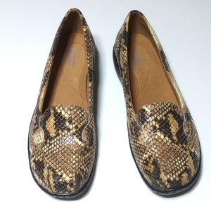 Clark's Brown Snake patterned Loafer SZ 8